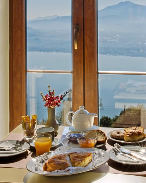 Παραδοσιακό ελληνικό πρωινό στο Arktos Hotel