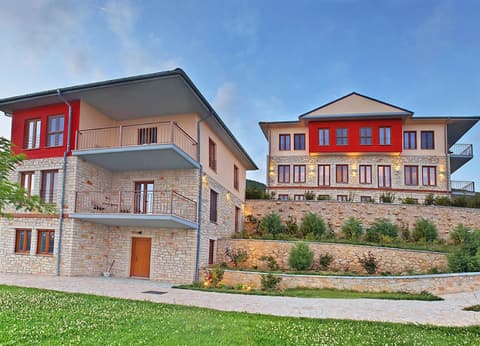 Το Arktos Boutique Hotel μπροστά στα βουνά πάνω από τα Ιωάννινα