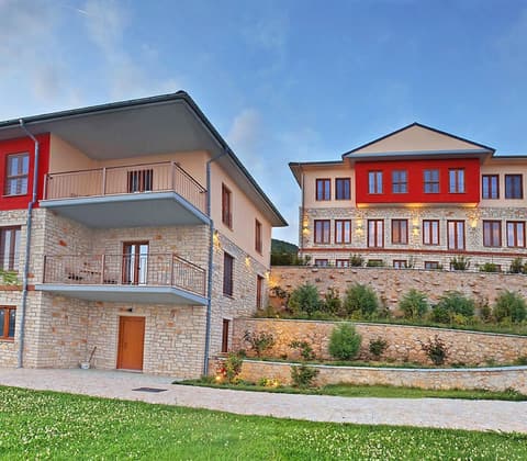 Το Arktos Boutique Hotel στις πλαγιές πάνω από τα Ιωάννινα